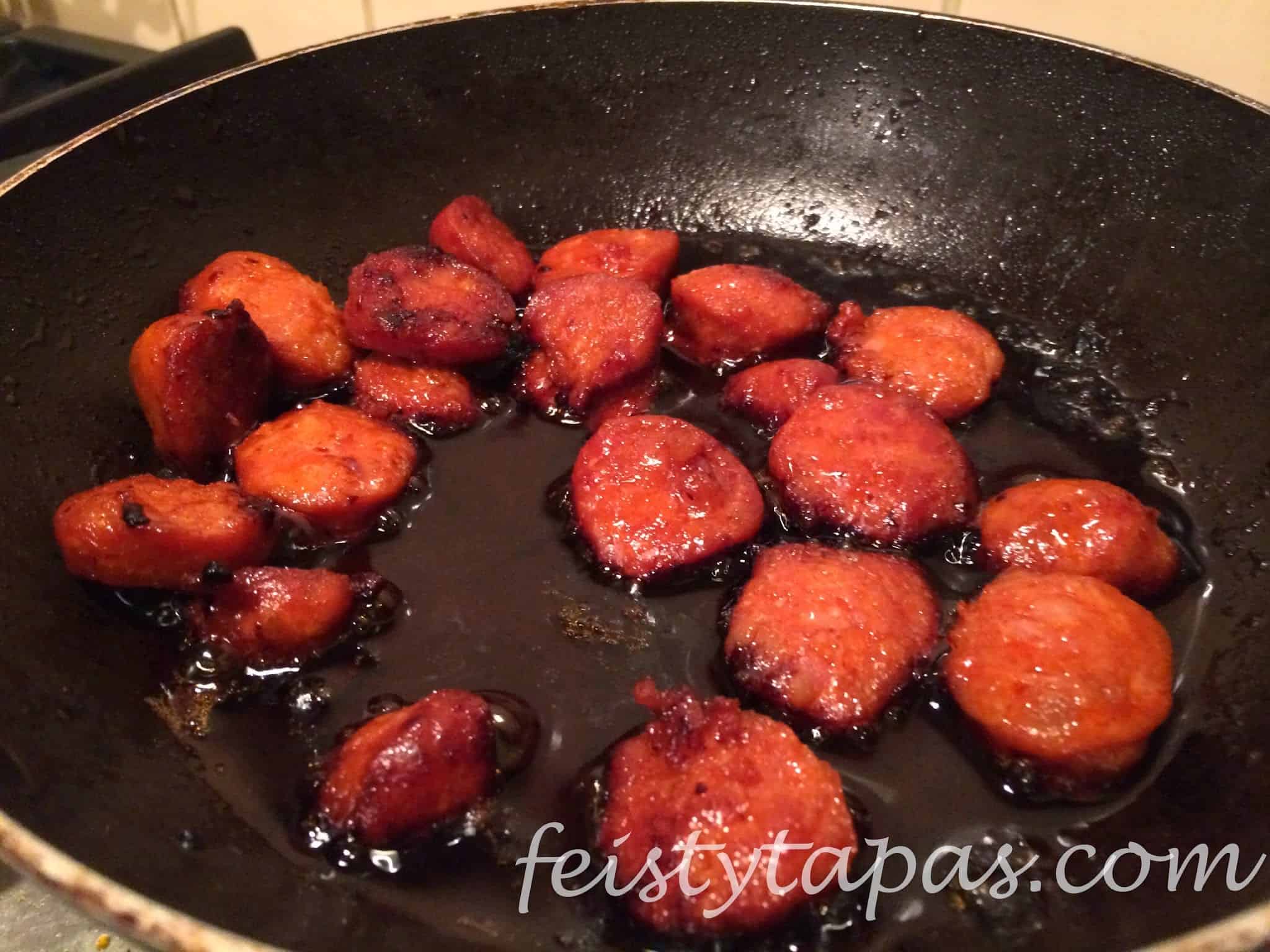 Feisty Tapas: Chorizo and hummus pita pockets / Pita con chorizo y humus