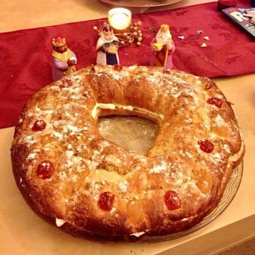 Photo of a Thermomix Roscón de Reyes (Spanish Kings' Cake) with 3 figurines of the three wise men