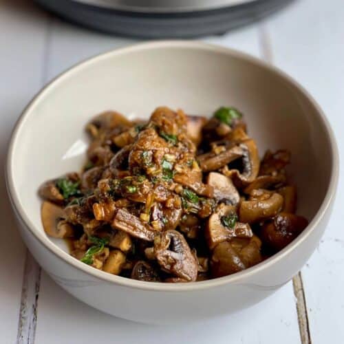 Photo of the Instant Pot pressure cooker Baharat Mushrooms served a bowl