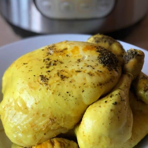 Photo a delicious pressure cooked Zero Minute Chicken with an Instant Pot in the background